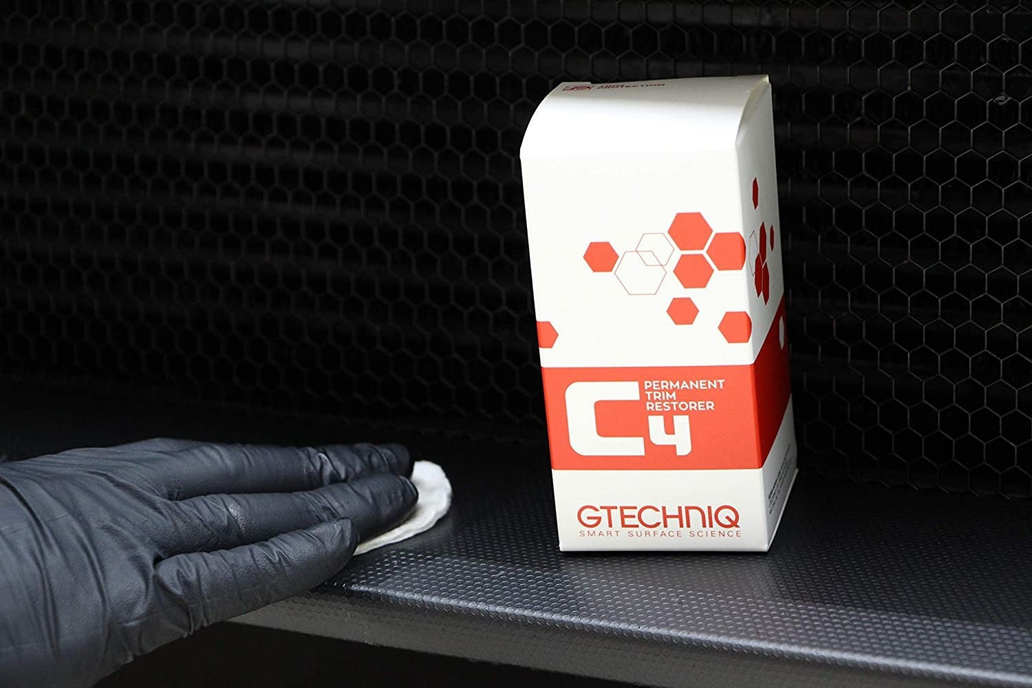 Tratament restaurare plastic exterior Gtechniq C4 Permanent Trim Restorer - Detailing Auto